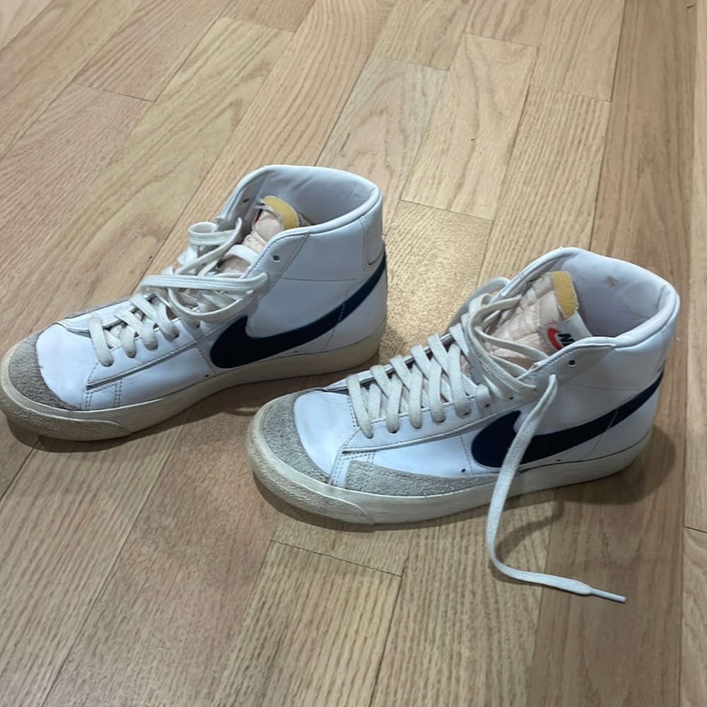 Nike Women Blazer Mid 77 Shoes
